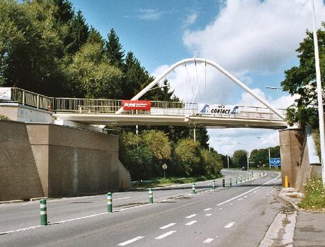 La passerelle piétonnière du réseau RAVEL sur la N4 à Gembloux (province de Namur)
