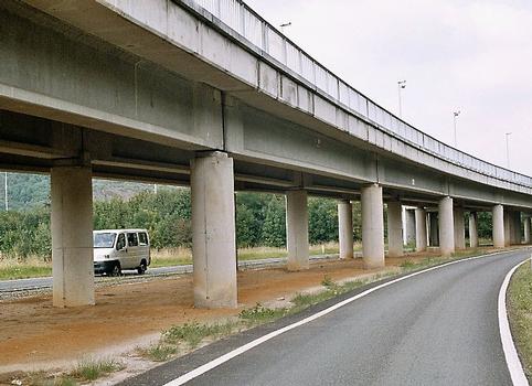 Le viaduc routier de la N92 à Godinne (commune d'Yvoir), donnant accès au pont de Rouillon