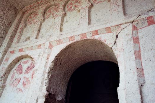 L'entrée et le narthex partiellement détruit de l'église sombre (Karanlik Kilise) à Göreme (Open Air Museum), dans la province de Nevsehir (Turquie). Le plan de l'église a une forme de croix et la coupole centrale repose sur 4 colonnes, le tout creusé dans le tuf volcanique (fin 12e siècle)