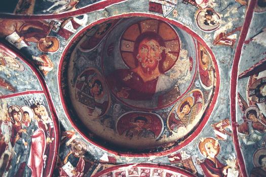 La coupole centrale de l'église à l'empreinte (Carikli Kilise) à l'Open Air Museum de Göreme (Nevsehir), église à voûte en berceau, avec 4 coupoles et 3 absides creusées dans le tuf volcanique à la fin du 12e siècle