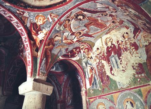 La coupole centrale de l'église à l'empreinte (Carikli Kilise) à l'Open Air Museum de Göreme (Nevsehir), église à voûte en berceau, avec 4 coupoles et 3 absides creusées dans le tuf volcanique à la fin du 12e siècle
