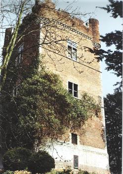 Le donjon du château de Grand-Bigard compte 4 étages, il mesure 30 m de hauteur et date de 1347