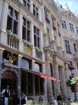 Les maisons des corporations, de style baroque, des n° 11, 12 et 13 de la Grand Place de Bruxelles