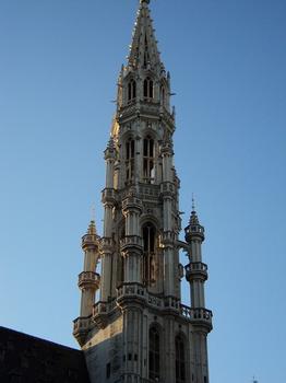 La flèche et la façade de l'hôtel de ville de Bruxelles (15e siècle)