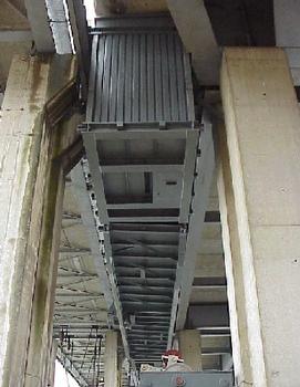La superstructure du complexe barrage-écluse des Grands Malades à Namur, sur la Meuse