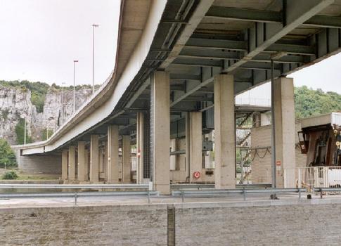 Le pont-barrage des Grands-Malades à Namur:Ce pont routier surplombe les 4 pertuis du barrage sur la Meuse