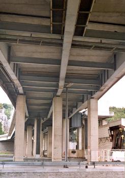 Les piles et le tablier du pont-barrage des Grands-Malades à Namur, sur la Meuse: Les piles et le tablier du pont-barrage des Grands-Malades à Namur, sur la Meuse