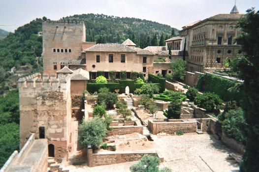 Vue générale des palais nasrides depuis l'Alcazaba de l'Alhambra de Grenade