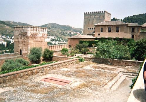 Vue générale des palais nasrides depuis l'Alcazaba de l'Alhambra de Grenade