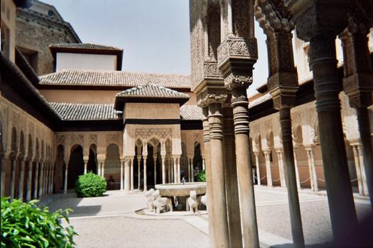 Le patio de los leones (cour des Lions) fait partie des palais nasrides de l'Alhambre de Grenade