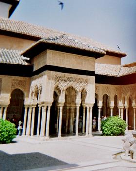Le patio de los leones (cour des Lions) fait partie des palais nasrides de l'Alhambre de Grenade