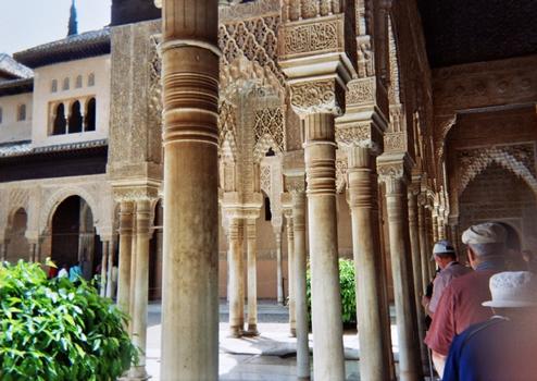 Le patio de los Leones (cour des Lions), le plus raffiné des palais nasrides de l'Alhambra de Grenade