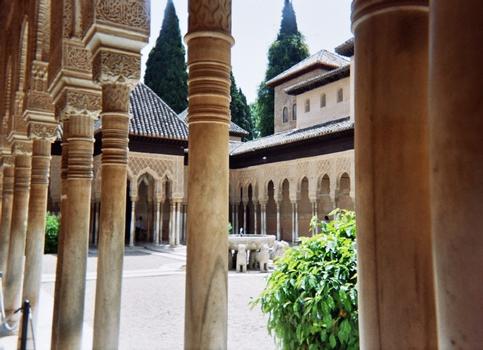 Le patio de los Leones (cour des Lions) de l'Alhambra de Grenade