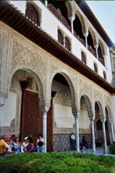 La cour des Myrtes fait partie des palais nasrides de l'Alhambra de Grenade