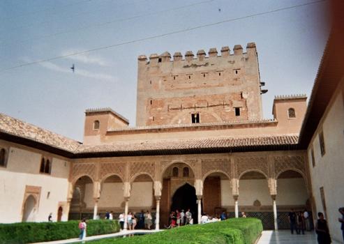 La cour des Myrtes fait partie des palais nasrides de l'Alhambra de Grenade