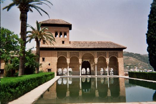 Le patio del Partal, le lieu le plus reposant des palais nasrides de l'Alhambra de Grenade