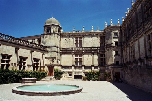 La cour intérieure, dite cour d'honneur, du château Renaissance (16e siècle) de Grignan