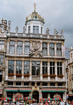 Grand Place de Bruxelles. Au Roi d'Espagne (1697), actuellement taverne restaurant, anciennement maison des boulangers, due à Jean Cosyn, avec un dôme de style Renaissance italienne