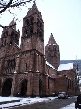 La façade et le clocher de l'église St-Léger (14e siècle) de Guebwiller (Haut-Rhin)