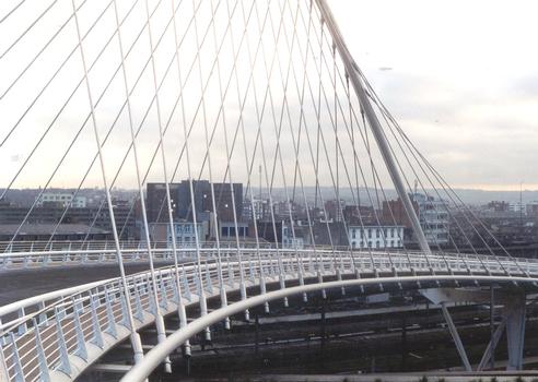 Le pont bowstring courbé menant au parking de la gare TGV de Liège-Guillemins. Conception du bureau d'études Calatrava et contrôle des calculs par la Direction des Ponts et Charpentes du M.E.T