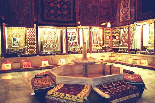 L'entrée et l'intérieur de l'ancien hammam HasekiHürrem, à Istanbul, appelé communément hammam de Roxelane. Devenu centre culturel du tapis, il a été construit en 1556 parl'architecte Sinan à la demande de Roxelane, épouse de Soliman I le Magnifique