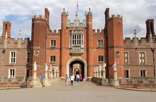 La façade de l'entrée principale du château de Hampton Court, de l'époque d'Henry VIII (première moitié du 16e siècle)