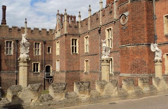 La façade de l'entrée principale du château de Hampton Court, de l'époque d'Henry VIII (première moitié du 16e siècle)