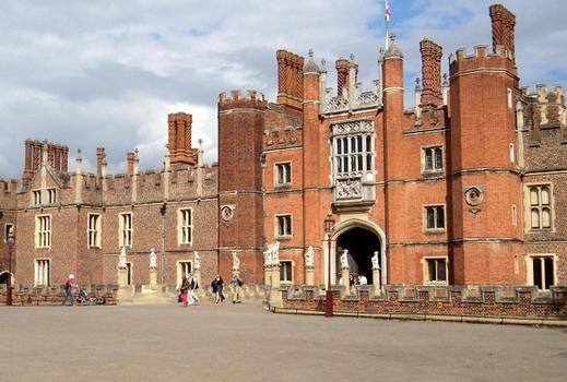 L'entrée principale (16e siècle) du château de Hampton Court, de style Tudor