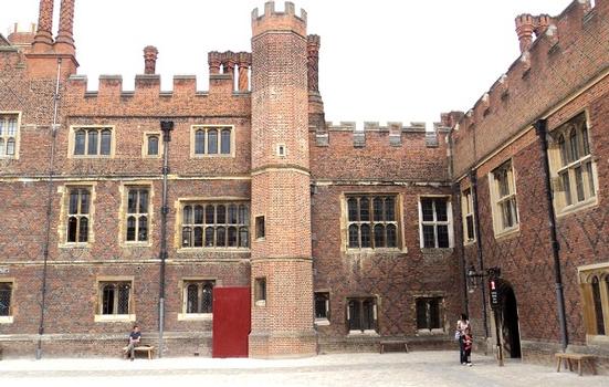 Les bâtiments d'époque Tudor entourant la première cour du château d'Hampton Court (Greater London)