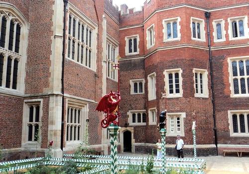 La cour de la chapelle du château de Hampton Court