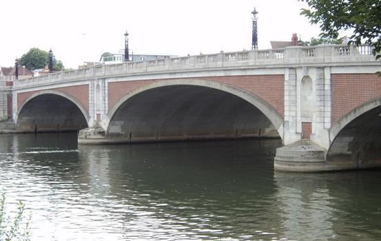 Hampton Court bridge, sur la Tamise (Greater London)