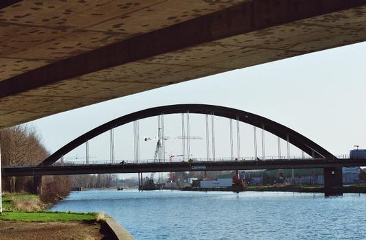 Le pont de l'avenue du Benelux (Beneluxlaan) sur le canal Courtrai-Bossuyt à Harelbeke