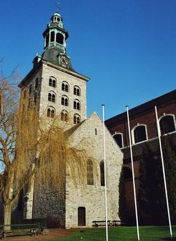 La collégiale d'Harelbeke (Flandre occidentale) a été fondée au 11e siècle. Elle est flanquée d'un clocher roman. Sa façade et ses voûtes sont Renaissance (16e-17e s.)