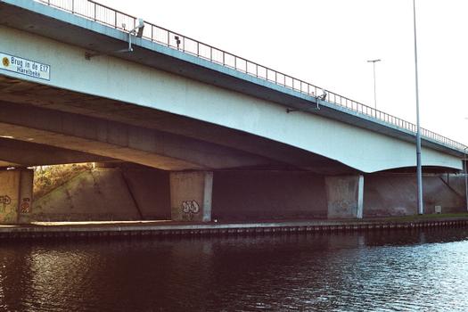Le pont de l'autoroute E17 (Gand-Courtrai) sur le canal Courtrai-Bossuyt à Harelbeke (Flandre occidentale)