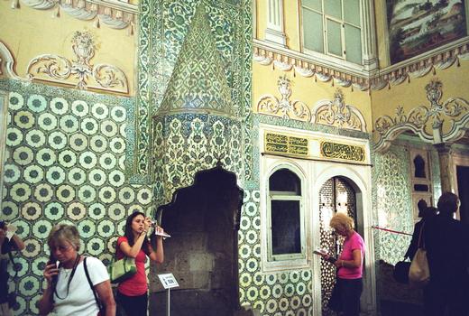 Le salon du sultan, avec sa coupole, dans le harem du palais de Topkapi. La décoration actuelle date surtout du 18e siècle