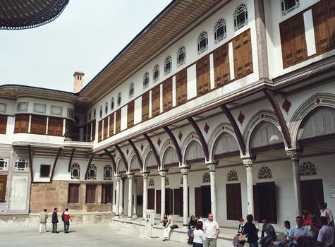 La cour extérieure du harem du palais de Topkapi avec, à droite, le bâtiment abritant la piscine