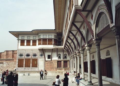 La cour extérieure du harem du palais de Topkapi avec, à droite, le bâtiment abritant la piscine