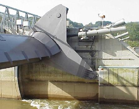 Le complexe barrage-écluse d'Hastière, sur la Meuse, récemment rénové (2000-2004)