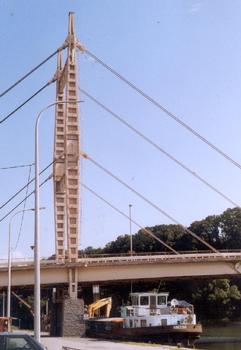 Le pont suspendu d'Heer-Agimont, sur la Meuse (province de Namur)
