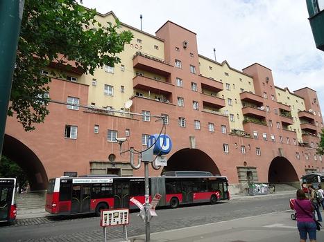 Karl Ehn, disciple d'Otto Wagner, construisit entre 1927 et 1930 1382 logements sociaux dans cet ensemble appelé Karl-Marx-Hof, face à la gare d'Heiligenstadt