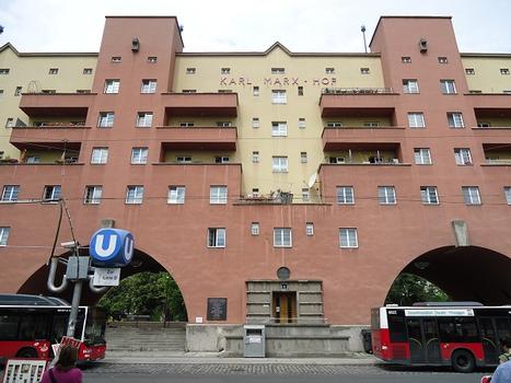 Karl Ehn, disciple d'Otto Wagner, construisit entre 1927 et 1930 1382 logements sociaux dans cet ensemble appelé Karl-Marx-Hof, face à la gare d'Heiligenstadt