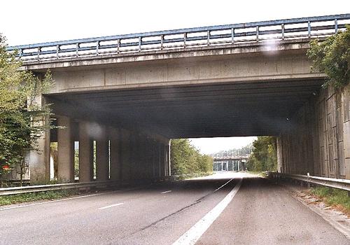 L'échangeur autoroutier d'Heppignies (commune de Fleurus): le périphérique ouest de Charleroi (R3) passe sous l'E42 (A15)