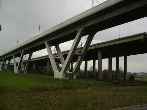 Le double viaduc à Herve, de la LGV et de l'autoroute E40 sur la rue d'Elvaux