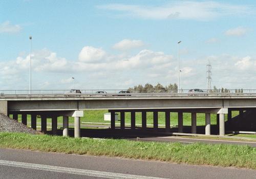 Le pont de Heuvelland par lequel la N37 surplombe l'A19 à l'entrée de Ypres (Ieper) en Flandre occidentale