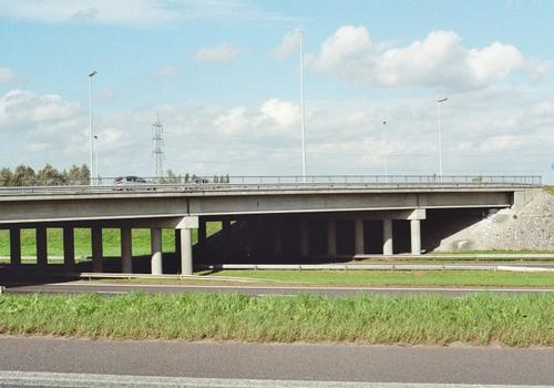 Le pont de Heuvelland par lequel la N37 surplombe l'A19 à l'entrée de Ypres (Ieper) en Flandre occidentale