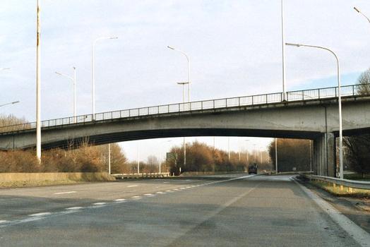 Le pont de Hingeon, en béton précontraint. La N80 surplombe l'autoroute E42