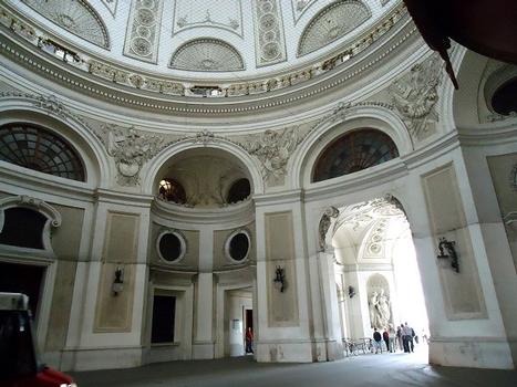 La porte monumentale du château impérial de Vienne(la Hofburg), ou Michaelertor, est surmontée d'une coupole imposante de 1893, la Michaelertrakt