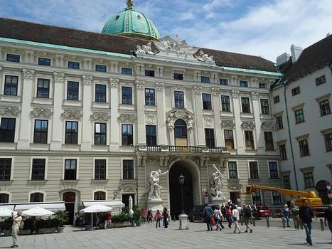 Le Reichkanzleitrakt occupe le côté sud de la cour principale du palais impérial, la Hofburg