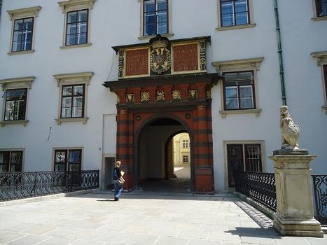 La porte des Suisses (Schweitzertor), de style Renaissance, ouvre sur l'Alte Burg, la partie la plus ancienne du palais impérial de Vienne