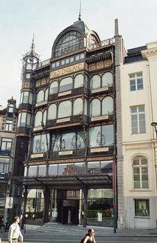 Le Musée des Instruments de Musique, rue Montagne-de-la-Cour (au coin de la rue Villa Hermosa) à Bruxelles, est installé depuis 2000 dans l'ancien immeuble art nouveau Old England, construit en 1899 pour servir à l'origine de magasin